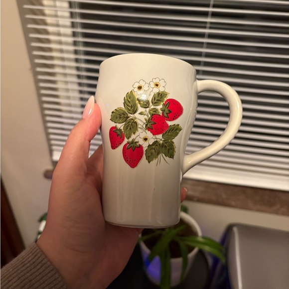 Vintage McCoy USA Pottery Strawberry Country Mugs - Picture 6 of 7